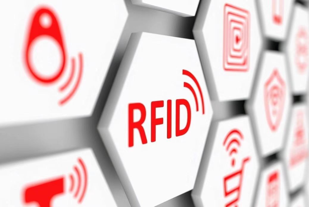 Quais são as vantagens das etiquetas RFID em comparação com os códigos de barras comuns?