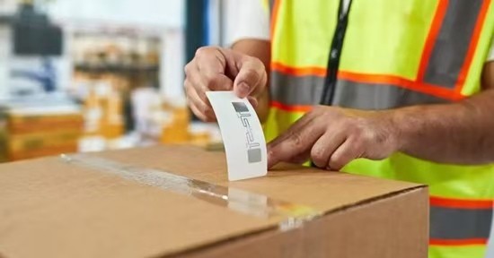 Aplicação de etiquetas RFID em entrega expressa
