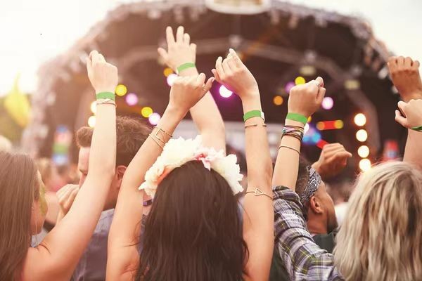 Por que os jovens estão cada vez mais interessados ​​em festivais de música que fornecem pulseiras RFID?
