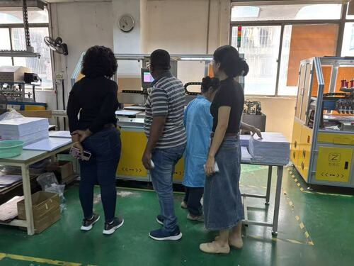 O cliente-chave da África aprecia muito nossa fábrica de cartões inteligentes RFID e faz um pedido