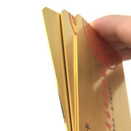 Cartão de membro VIP com impressão em hot stamping e borda dourada