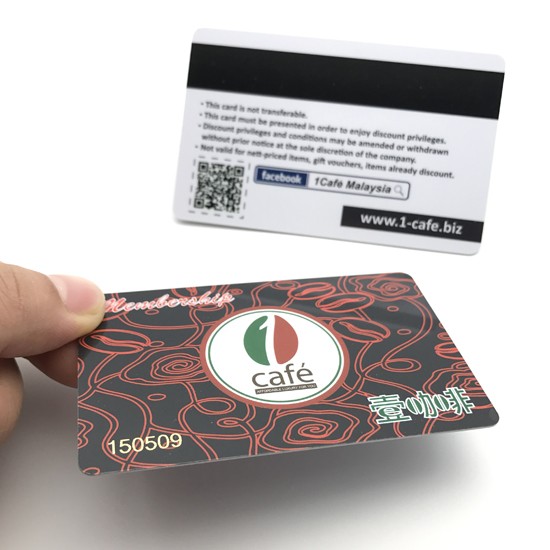 Cartão de sócio de plástico com impressão CMYK e código de barras magnético