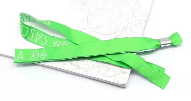 Pulseiras de tecido de poliéster impressas com design personalizado para eventos festivos
