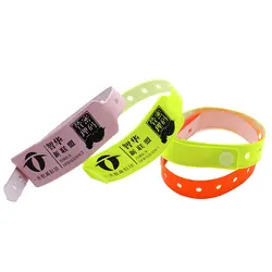 A fábrica vende diretamente pulseiras de vinil personalizadas para eventos