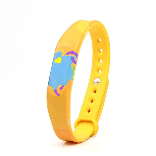 Pulseira RFID personalizada para controle de acesso inteligente em parques temáticos