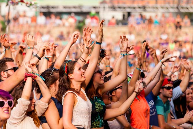 How RFID Wristbands Are Redefining Music Festival Ecosystems?
