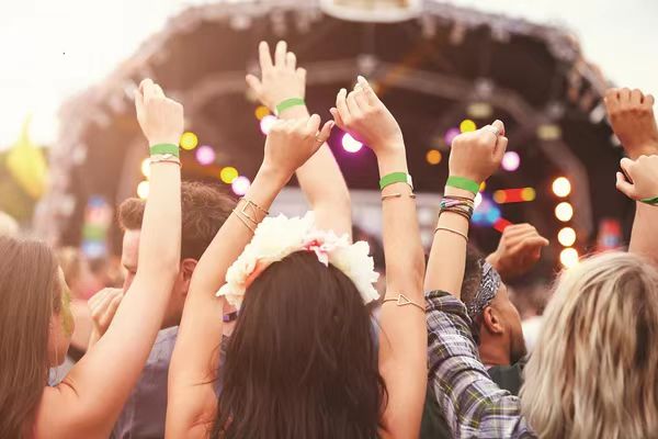 Porque é que os jovens estão cada vez mais interessados ​​em festivais de música que fornecem pulseiras RFID?
    